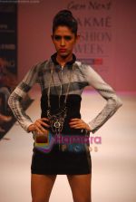 Model walks the ramp for Ruchika Sachdeva Show at Lakme Winter fashion week day 1 on 17th Sept 2010 (47).JPG